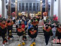 广东10后萌娃醒狮团 夜训迎新年 加紧训练备新春