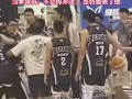 球员抄凳泄愤被特警抱摔拦下 球场冲突引热议