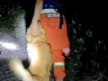 消防员救下2人1狗 被狗狗跟随抱抱 雨中温情救援