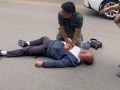 一男子昏迷倒地警民合力施救 众人齐心急救
