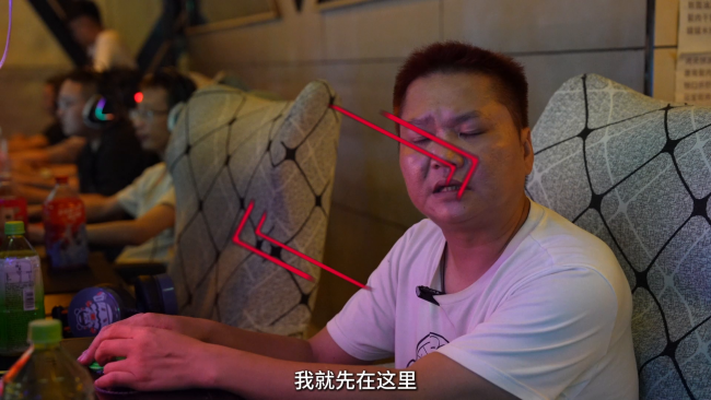 网吧设六毛一小时上网区 还能住