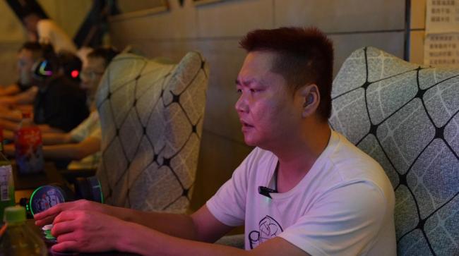 网吧设六毛一小时上网区 还能住 困境中的温暖驿站