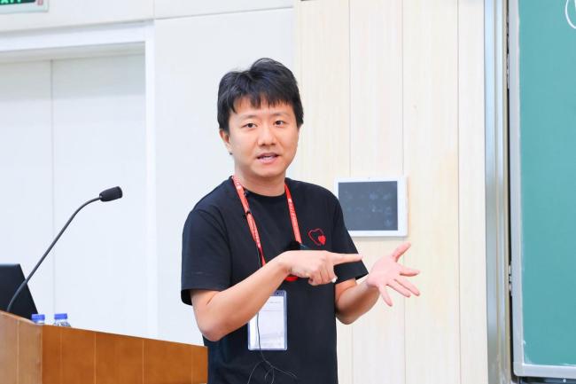 王虹、邓煜领奖现场 北大校友共获菲尔兹奖