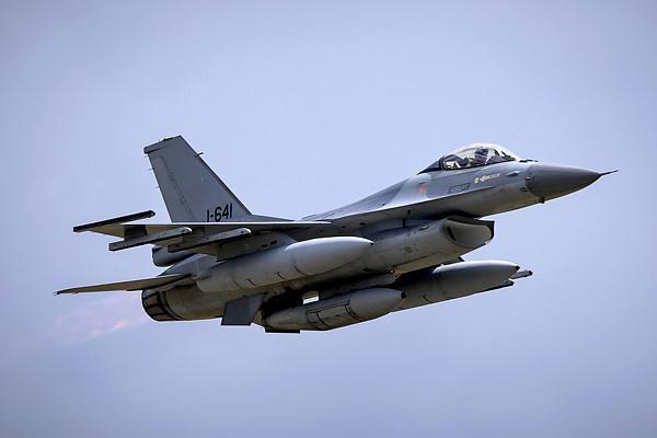 乌空军一架F-16战斗机在前线坠毁